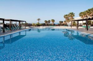 piscina exterior hotel barcelo cabo de gata