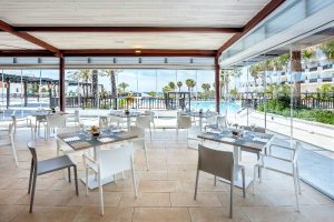 comedor exterior hotel barcelo cabo de gata